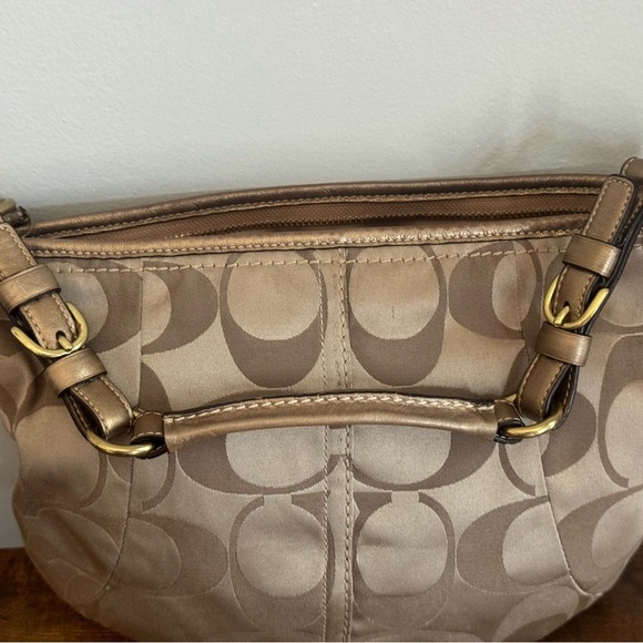 Coach Beige Signature Shoulder Bag In Almost New Conditions! - Picture 4 of 7